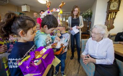 Bijna honderd kinderen brengen palmpasenstokken