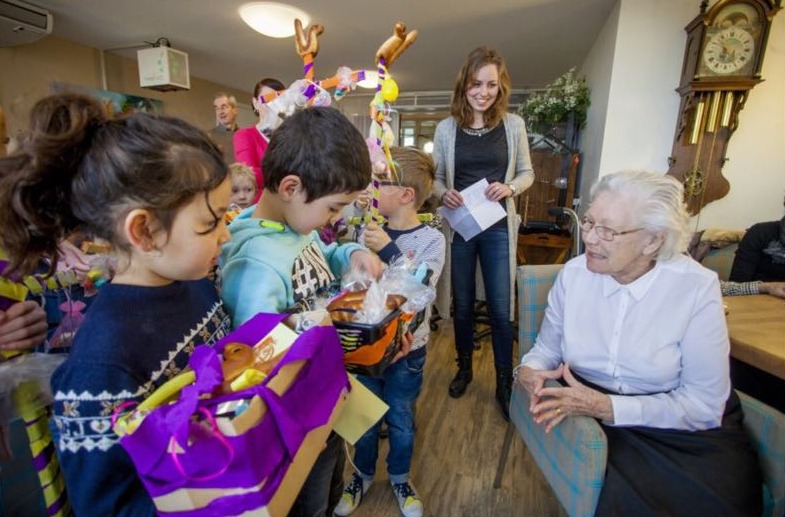 Bijna honderd kinderen brengen palmpasenstokken