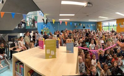 Kinderboekenschrijfster Tosca Menten opent nieuwe bibliotheek op St.Vitusschool