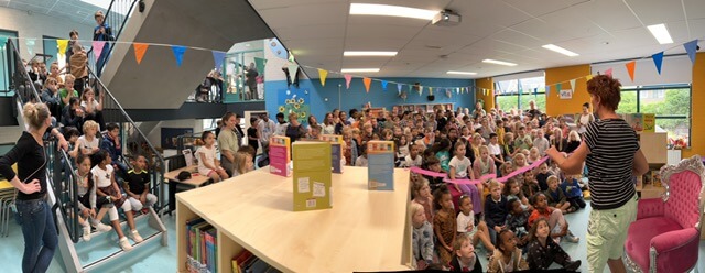 Kinderboekenschrijfster Tosca Menten opent nieuwe bibliotheek op St.Vitusschool