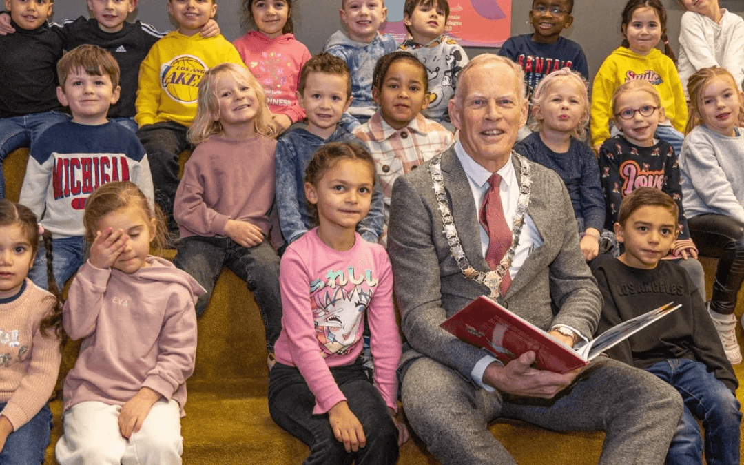Burgemeester leest kleuters Sint Vitusschool voor