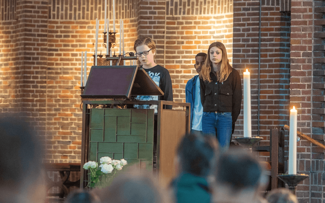 Herdenkingsceremonie St. Vitusschool bezorgt aanwezigen kippenvel