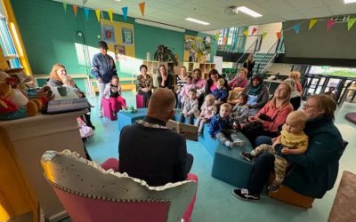 Burgemeester Ter Heegde leest peuters St. Vitusschool voor