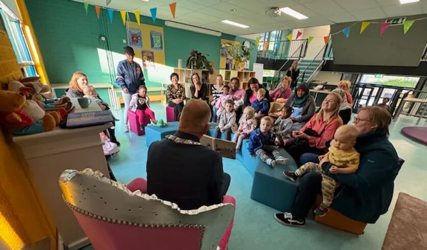 Burgemeester Ter Heegde leest peuters St. Vitusschool voor