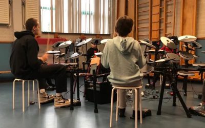 Klein leerorkest bij Sint Vitusschool door De Gooische Muziekschool