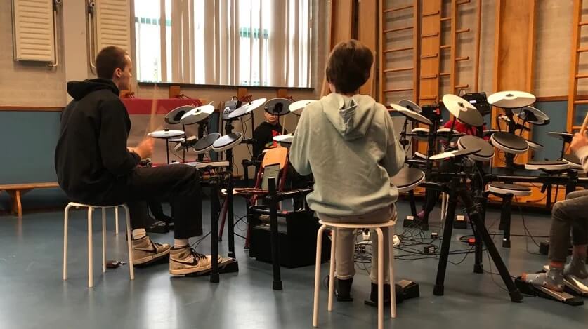 Klein leerorkest bij Sint Vitusschool door De Gooische Muziekschool